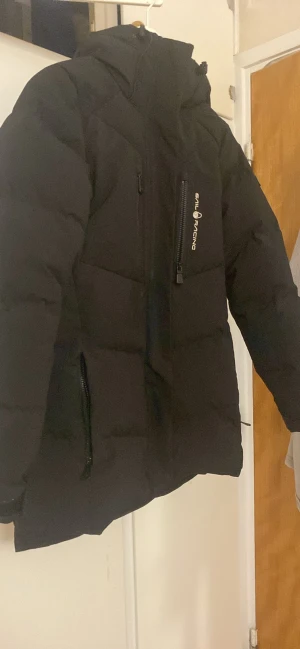 Vinter jacka sail racing  - Storlek S fast är stor i sin storlek, köpt för 3100kr säljs för att använder ej längre, använt mindre en vinter. Den har knappar, fyra fickor i framsidan en i insidan. Märket är på vänstra armen. Kan vara både till tjejer och killar fast är tjejmodell.