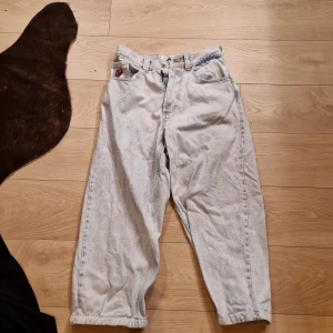 Polar bigboy jeans - KOMMER MED KLISTERMÄRKE, helt ok skick lite hål på baksidan, använts ganska mycket,