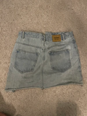 Kjol - Säljer min kjol som är andvänd Max 5 gånger. I bra skick   