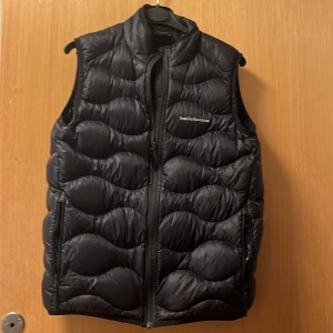 Peak performance väst - Säljer en fet peak performance väst för ett bra pris! Har använt västen bara i ett år men den är för liten för mig just nu. Finns inga skador o sånt. Priset är diskuterbart. Gärna skriv om ni har några frågor.