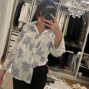 Skjorta - Superfin skjorta som man både kan klä upp och ner. 