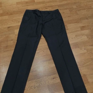 Kostymbyxor Jack&Jones  - Snygga kostymbyxor från Jack&Jones. Använda vid ett par tillfällen men utan defekter. Köpt nya för ca 500kr. 