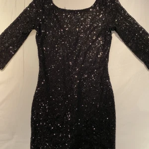 Glitter klänning  - Jättesöt glitterklänning. Säljer då den inte passar mig. Fint skick❤️