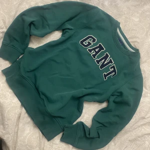 Grön GANT tröja - Jättefin grön färg! Använd men i fint skick. 