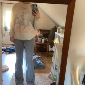 Tjocktröja med tryck - Tjocktröja med tryck av hästar, går att vika upp som jag har gjort på bilden annars går den över rumpan då den är ganska lång på mig(163cm), varm och mysig 💕