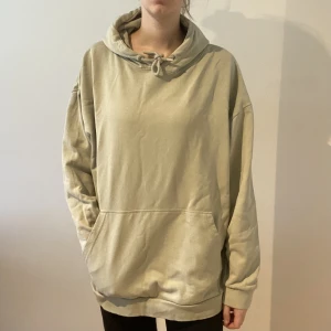 Ljusgrön hoddie från Lager 157 - Ljusgrön hoodie från lager 157 i storlek XL med en ficka på framsidan. Använd fåtal gånger därav nyskick. Säljer pga att den inte kommer till användning.