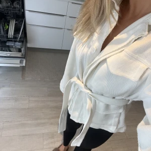 Jacka gina - Jättefin jacka från Gina Tricot som jag köpt tidigare i år men aldrig använt.. nypris 600 men säljer för 250❤️