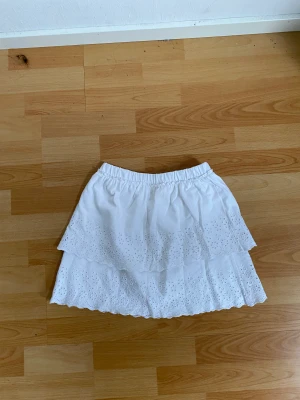 Zara kjol  - Säljer denna jätte fina volang kjolen från zara. Orginal priset är 200 kr men jag säljer för 100kr. Köparen står för frakten o pris kan diskuteras❤️
