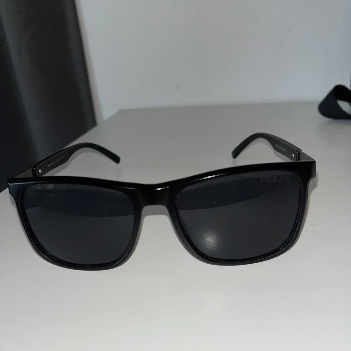 Prada solglasögon  - 90