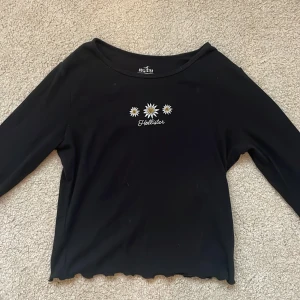 Tröja  - Säljer min tröja från Hollister, använt några gånger 💗 Nypris 199 kr, priset går att diskutera 🤩