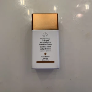 The drunk elephant bronze drops  - Säljer denna superpopulära krämen från the drunk elephant, det är deras bronze drops vilket gör att man blir brun när man smörjt in sig 🤩 OBS den är använd några gånger men det är ungefär 60-70% kvar i krämen! Köpt på Sephora i Paris för 500❤️ge prisförsla