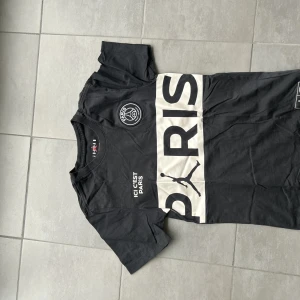 Psg x jordan - Köpt på Nike i Paris för 500kr Skick 8/10 Storlek XS men passar XS/S 