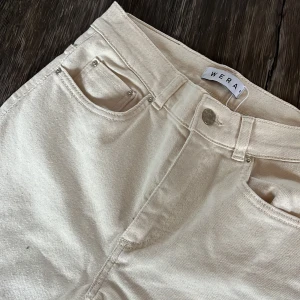 Jeans  - Ett par beiga jeans köpts på Åhléns men är från wera. Aldrig använda. 