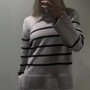 Randig stickad tröja - Säljer denna beige- svart randiga tröja från &otherstories. Knappt använd och är i väldigt bra skick.  
