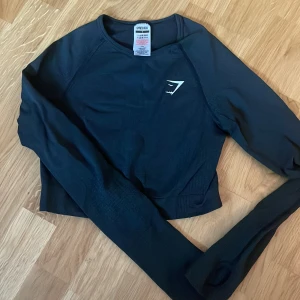 Gymshark vital seamless crop top  - Långärmad träningströja i cropped modell. Storlek S i färgen Black Marl. Skicket är som nytt. 🌟