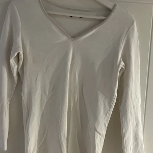 Snygg tröja okänt märke  - Snygg, vit. Volang armar 