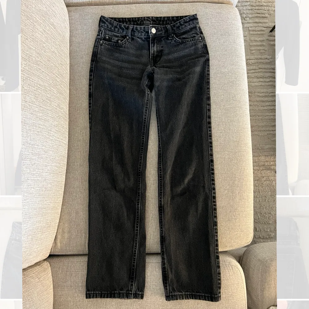 Lågmidjade Weekday jeans i modellen Arrow Low Straight Jeans, storlek 23/32. Tyvärr för små för mig därav kan jag inte skicka bild på hur de sitter på, men finns på Weekdays hemsida!🫶🏼. Jeans & Byxor.