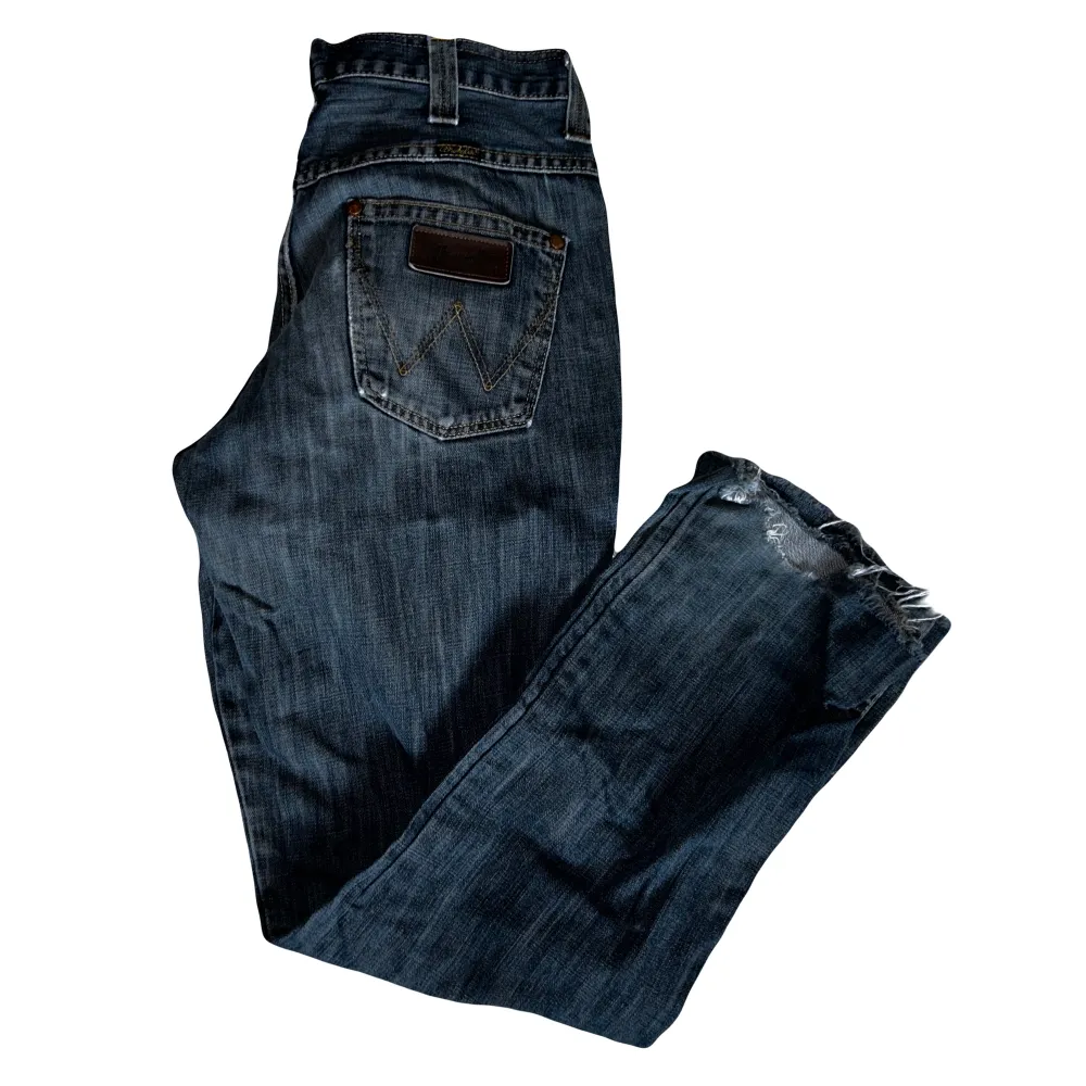 Feta wrangler jeans med lite boot cut där nere. Köpta på yardsale.. Jeans & Byxor.