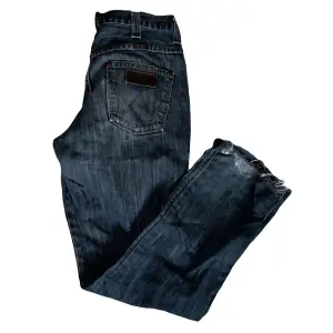 Feta wrangler jeans med lite boot cut där nere. Köpta på yardsale.