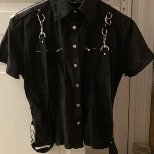 alt skjorta!! - cool skjorta med detaljer. bra sick 