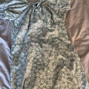 fin grön klänning med blommor på från shein, resar garderoben så därför säljer jag denna, den är lite för stor för mig. använd fåtal gånger då den är för stor. 💓