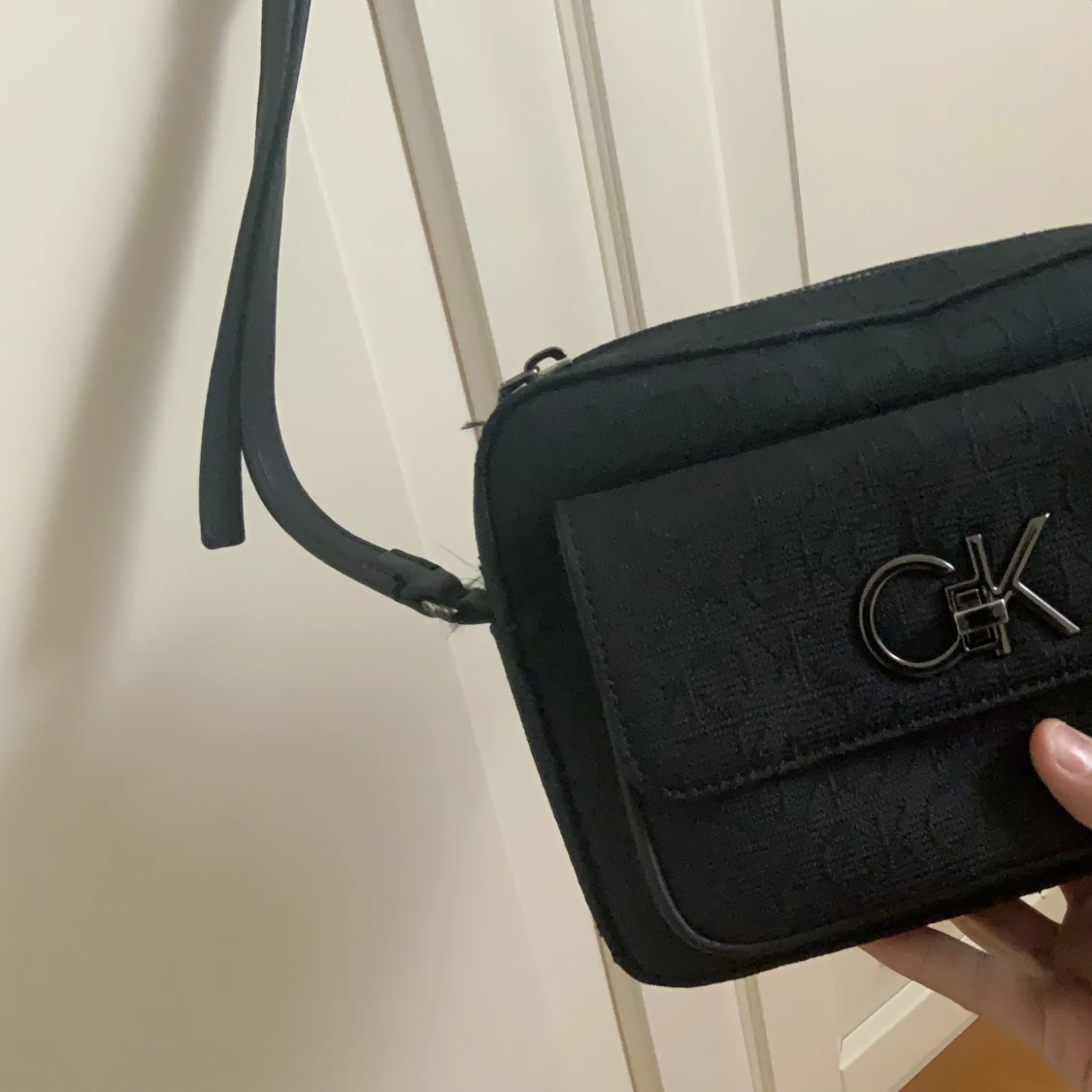 Lock Camera - Axelremsväska - Calvin Klein