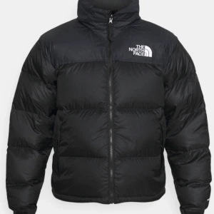 The North Face vinterjacka  - Säljer nu en The North Face vinterjacka. Köptes in förra året för 3000kr. Endast använt sparsamt under en vinter. Nyskick.