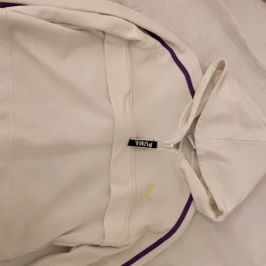 Puma hoodie - Hoodie från puma. Rensar garderoben vill bli av med den. 