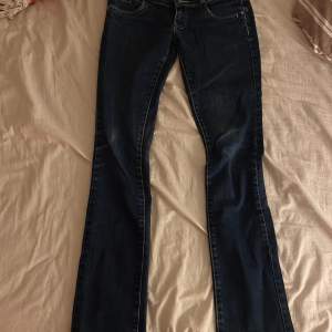 Lågmidjade jeans med coola fickor där bak! Storlek xs