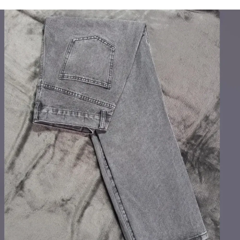 Gråa jeans från gina tricot, bara luggit i min garderob och aldrig kommit till användning så dem är i extremt bra skick💕 använd köp nu.. Jeans & Byxor.