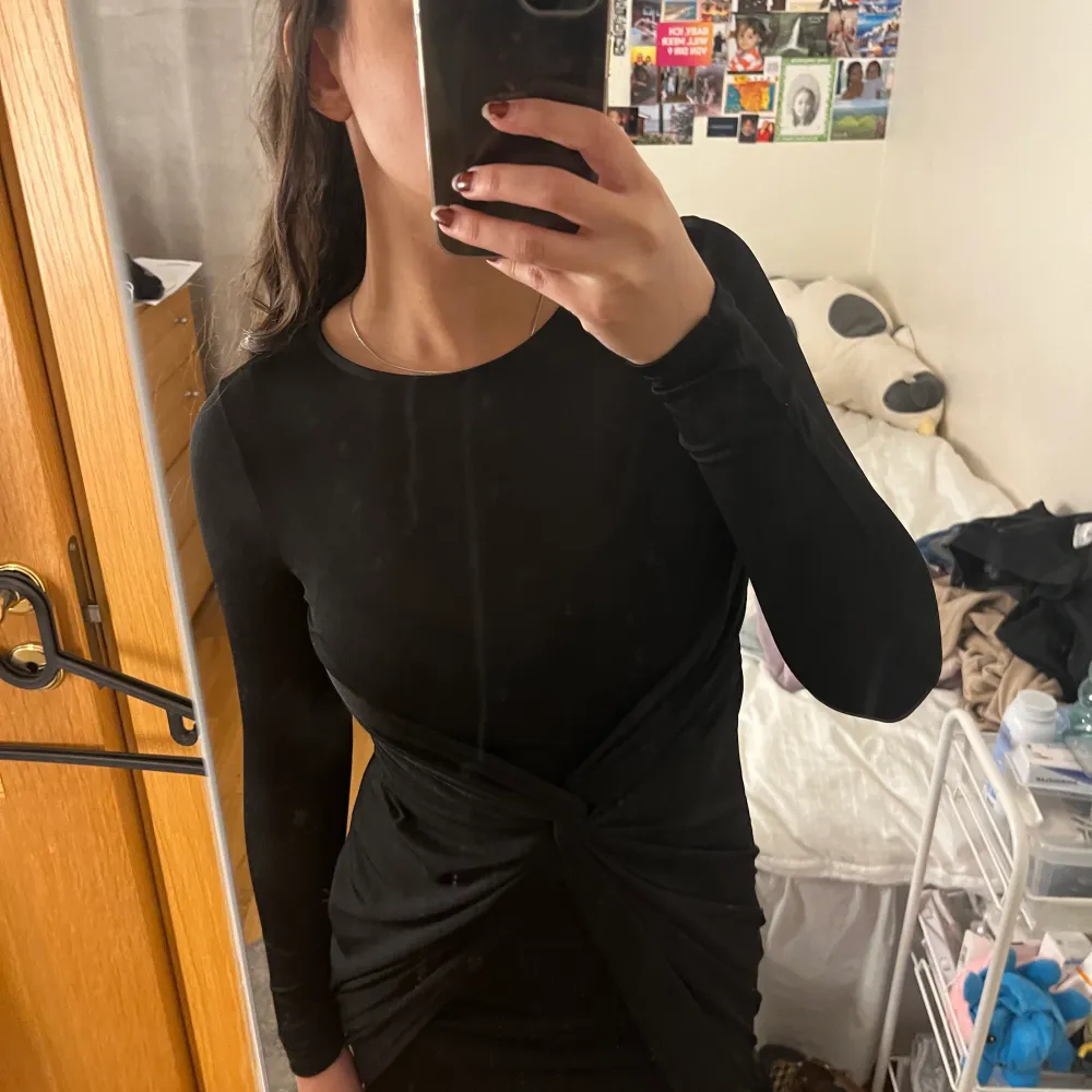 En svart klänning från Gina Trico. Bra skick använts två gånger, bra inför nyår. Klänningen är i XS men den sitter bra på mig som är S. . Klänningar.