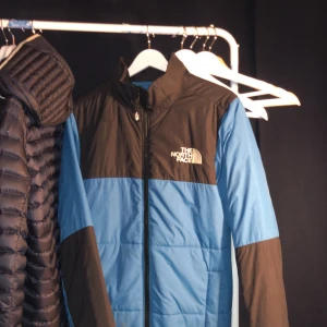 The North face jacka - Säljer min tnf jacka eftersom den är för stor och jag aldrig använder den. Fråga om fler frågor om du vill.
