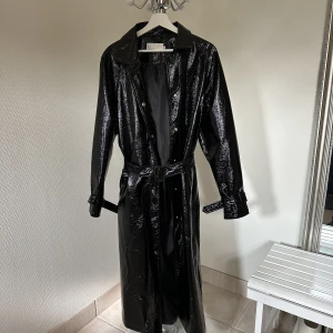 Trenchcoat  - Svart trenchcoat från Nelly, perfekt nu på hösten och vintern då den är vattenavstötande 🖤 