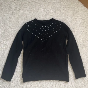 Stickad tröja med pärlor - Säljer denna stickade tröja som inte kommer till användning längre. Fint skick men säljer billigt för vill bli av med. Alla pärlor sitter kvar. Skriv om mer frågor.