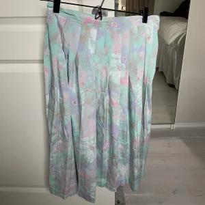 Långkjol - Går till mitten på smalbenen på mig som är 160, passar xs-m typ ❤️