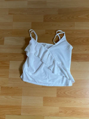 Volang topp  - Säljer denna jätte fina volang toppen från H&M. Har använts 1 gång. Köparen står för frakten. Tröjan köptes för 79 kr(rea). Och ja säljer den för 40-50kr 