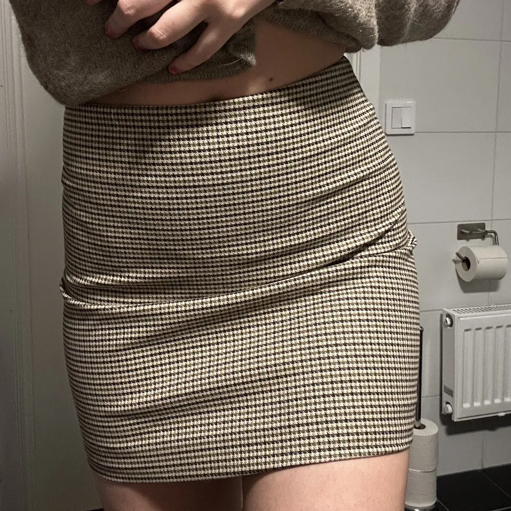 Säljer denna korta rutiga kjol jag aldrig använt, köpt 2 år sedan. (Obs inte för kort om du oroar dig) 😊. Kjolar.