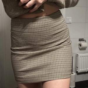 Säljer denna korta rutiga kjol jag aldrig använt, köpt 2 år sedan. (Obs inte för kort om du oroar dig) 😊