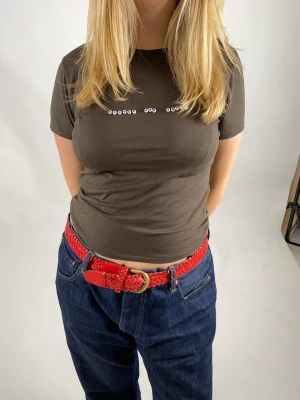 Our legacy t-shirt  - Remake på en our legacy t-shirt. De är handsydda pärlor som bildar texten ”blonde and smart”. Brun kall färg, storlek 32 men funkar från s-m beroende på hur man vill att den ska sitta 🎀