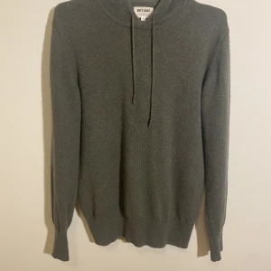 Soft goat hoodie - Tjena! Säljer nu min superfina Soft goat hoodie. Det är storlek small och är i färgen grön. Det är 100% kashmir och jättefint skick! Har du några frågor är det bara att höra av dig! Mvh!  Sökord: Softgoat, Soft goat, kashmir, cashmere, hoodie, davida, trö