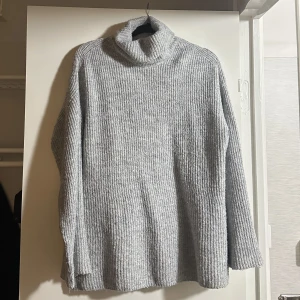Stickad tröja  - Jättemysig nu under höst och vinter funkar även bra under sommarkvällar. Kommer inte till användning, säljer för 170kr pluss att köparen står för frakten💗