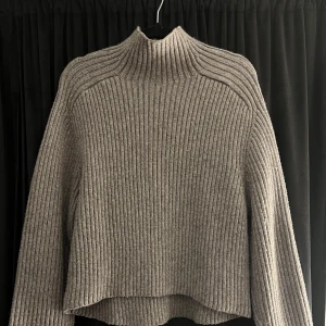 Ribbstickad tröja med halvpolo  - Sälger denna gråa ribbstickade tröja från H&M i storlek Xs (passar även för de med storleken S). Använd fåtal gånger, skulle säga att den är i bra skick💕