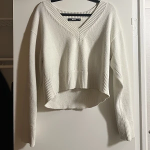 Stickad tröja  - Från bikbok. Jättefin och jätteskön men använder inte längre, säljer för 175kr pluss att köparen står för frakt💗