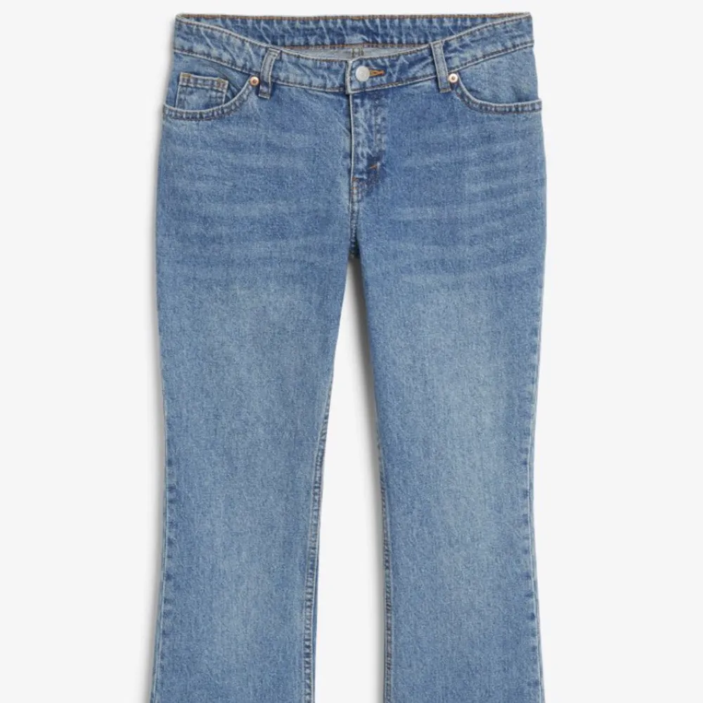 Helt oanvända jeans från monki som jag säljer då dem var för stora för mig i midjan men passade i längden, jag är 165. Jeans & Byxor.