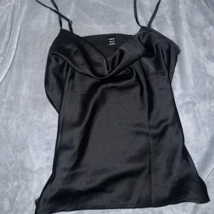 Satin topp  - Satin svart topp super fin!   Topp tröja 