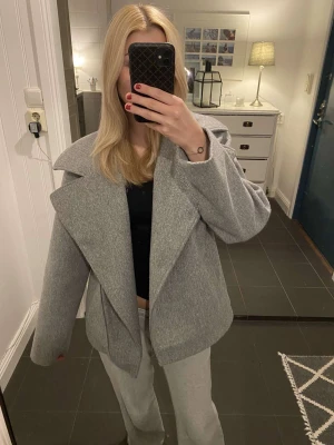 Grå kappa  - Säljer denna gråa kappa från bubbleroom, sparsamt använd!
