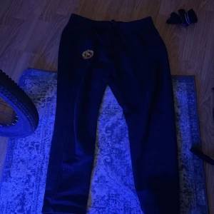 Säljer mina burberry byxor  - Så nu är detta några fina byxor jag har fått av min kompis  