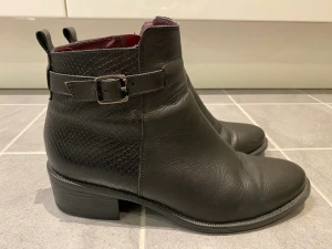 Stövletter  - Mjuk sula och nästan oanvända. Märket Oscaria. Äkta skinn. 