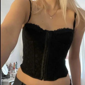 Korsettopp - En kortsettopp med bra material och väldigt strechig. Passar små bröst lika mycket som de passar stora.