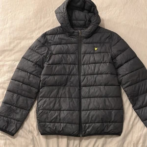 Lyle & Scott jacka - Väldigt bra skick, men kommer tyvärr inte till användning längre💕 jackan passar perfekt för hösten och vintern💕